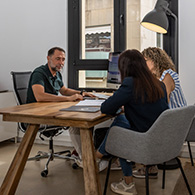 Equip de professionals assessorant clients en una oficina moderna i lluminosa de StyleHouse Terrassa