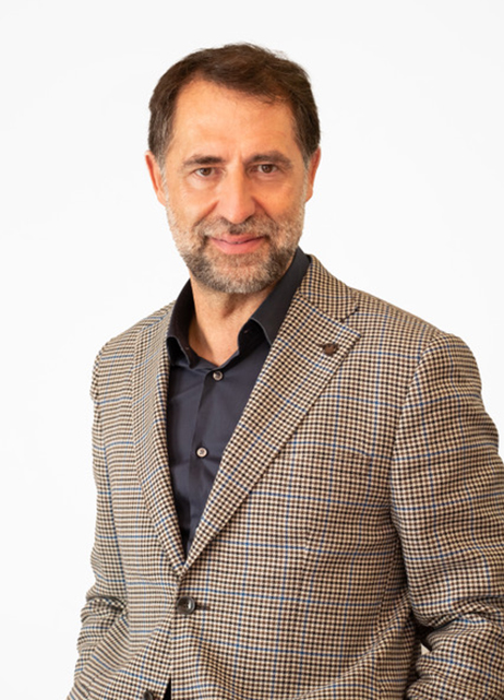 Retrat professional del director de StyleHouse Terrassa davant un fons blanc, amb vestimenta formal